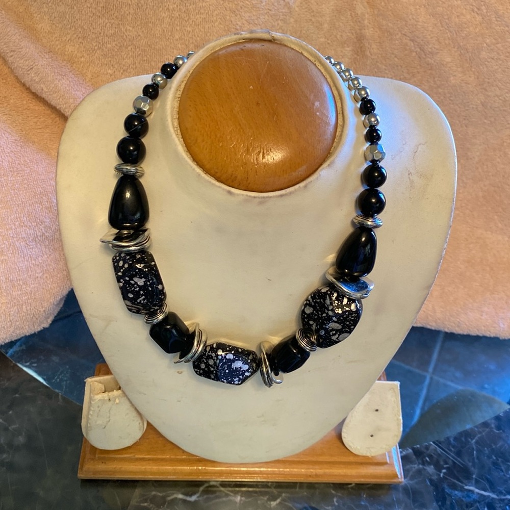 Necklace black with gold it looks heavy but it’s very lite